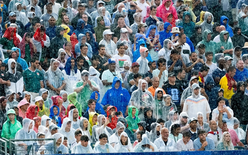 Gallery - 	Cổ động viên đội mưa xem các trận đấu World Cup - image 2